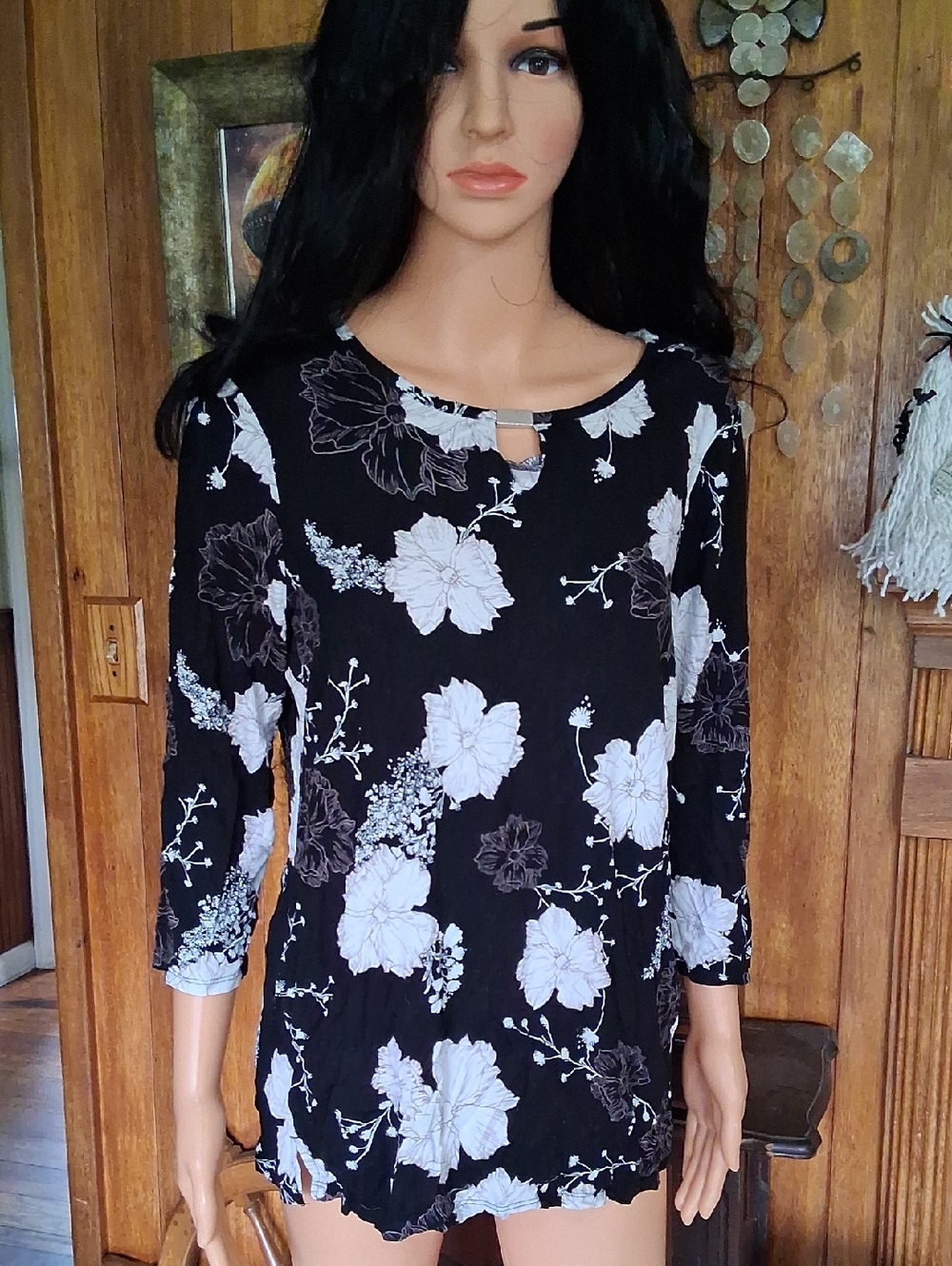 Chico's Black and White Floral 3/4 Sleeve Top with Keyhole